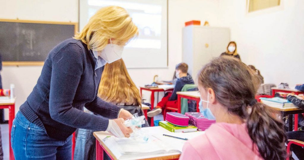 Docenti Precari Protestano Per Il Bonus 500 Euro: "Non Siamo Di Serie B ...