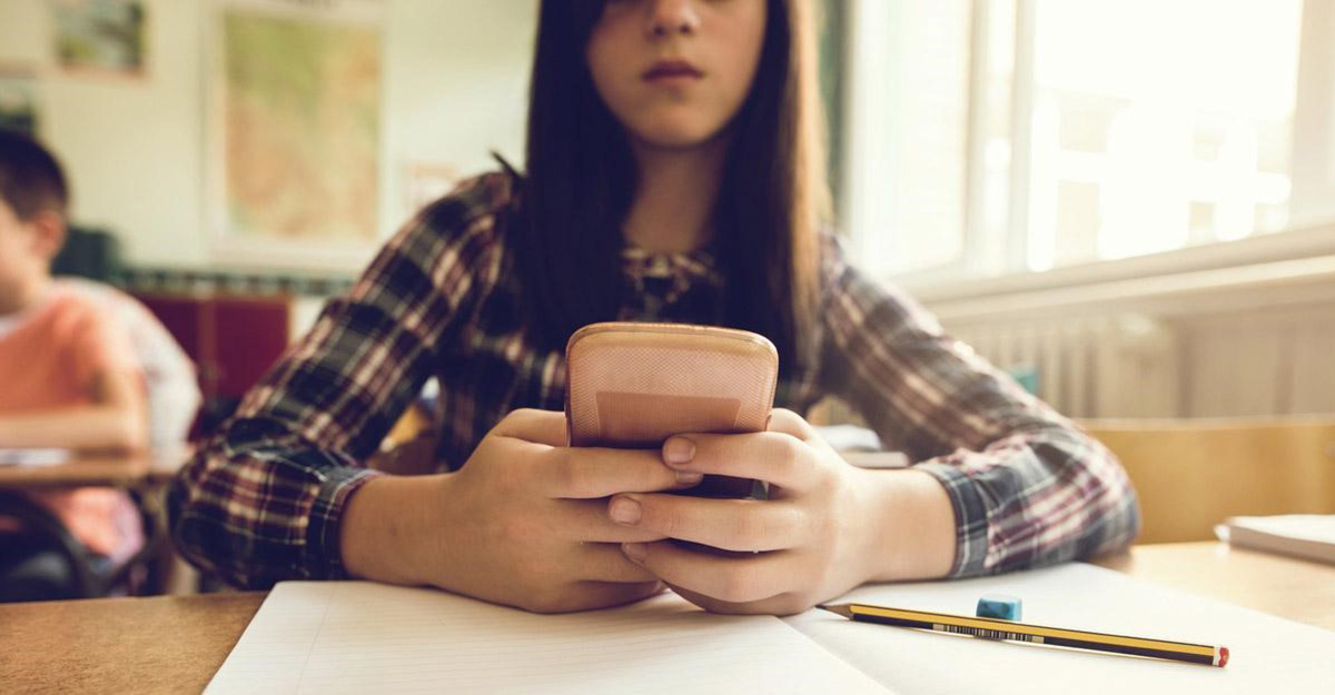 Gli studenti non si alzano dal banco per stare al cellulare neanche durante le ricreazione, un liceo di Torino dice basta: “Saranno ritirati  all’ingresso”